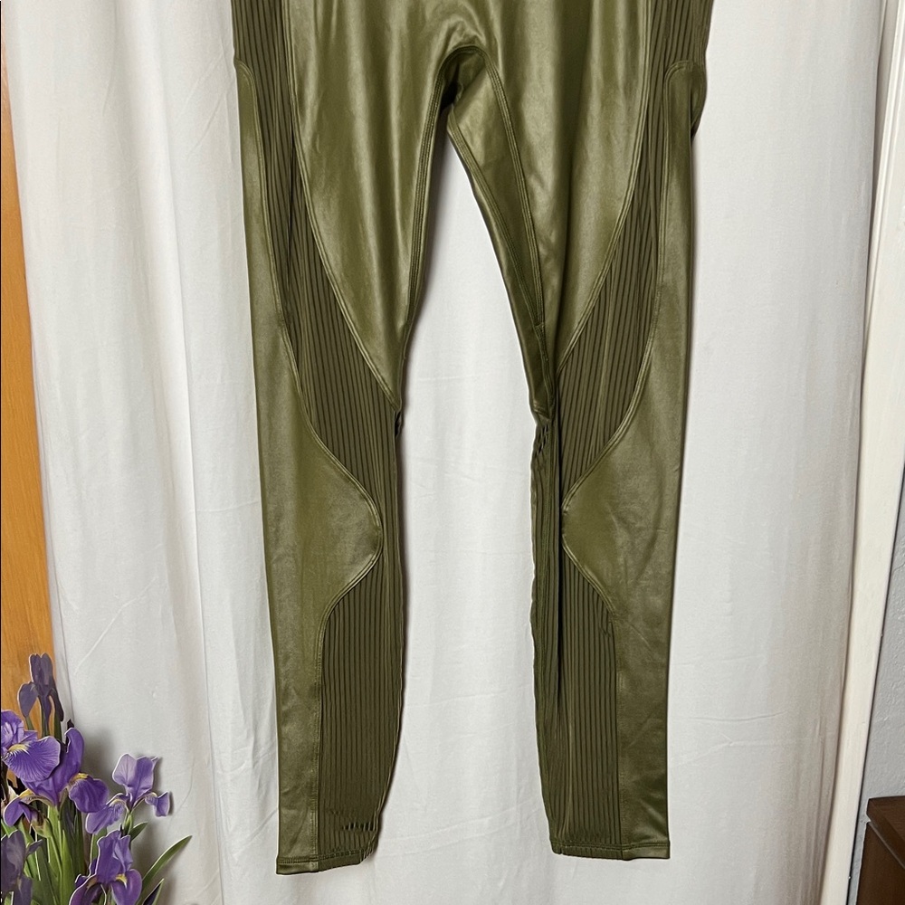 Motion365+ Contour High-Waisted Leggings Size Medium - Picture 5 of 12